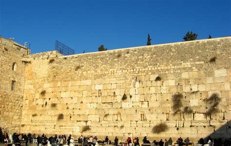 The Wailing Wall - karanlık atmosferler ve ağıt benzeri vokal melodilerle dolup taşan bir eser