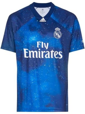 adidas レアルマドリード と宇宙のサッカー